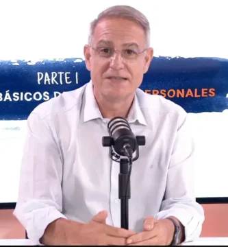 Pablo Gil presentando el módulo de ahorro e inversión de su curso de educación financiera