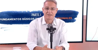 Pablo Gil presentando el módulo de ahorro e inversión de su curso de educación financiera