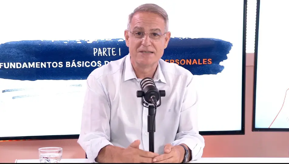 Pablo Gil presentando el módulo de ahorro e inversión de su curso de educación financiera